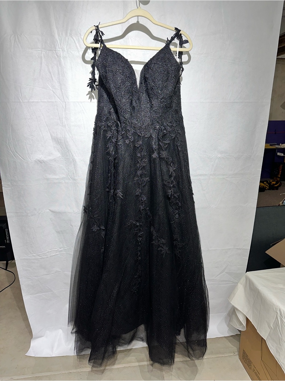 Source Unknown Black Lace Applique Tulle Prom Gown with V-Neck